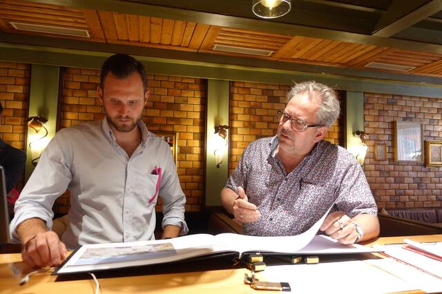 NEOS-Landessprecher Felix Eypeltauer (l.) schaute beim Ennsbesuch auch bei Tourismusobmann und Wirtesprecher Wolfgang Brunner (r.) vorbei.