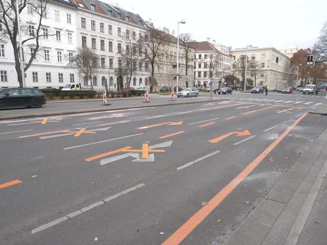 Ein Blick auf die Landesgerichtsstraße: Anstelle von Parkplätzen gibt es hier während des U-Bahn-Baus eine neue Abbiegespur.