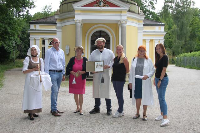 Kropfbrotbäckerin Katharina Ulbrich, Obmann TVB Manfred Rabko, Hofrätin Hilde Feichtmair, Salzsieder Stephan Hubinger, GF TVB Sylvia Topitschnig, Augendoktorin Inge Latschenberger-Ehrig und Janine Oberreither TVB (v.l.).  | Foto: Georg Rauh