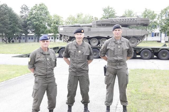 Garnisonskommandant Oberst Alfred Kaser, General Robert Brieger und Oberstleutnant Jörg Loidolt (v.l.) in der Hessenkaserne in Wels.