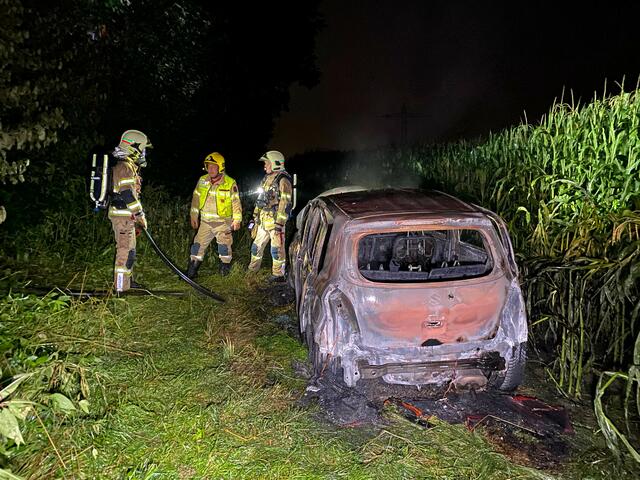 Auf Grund einer Überbeanspruchung der Kupplung dürfte ein PKW auf einem Kufsteiner Feld zu brennen begonnen haben.