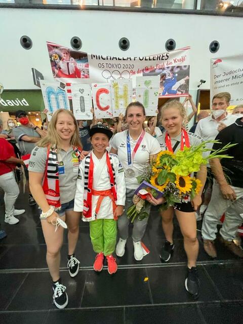 Michaela Polleres wurde von den drei Klosterneuburger Judo Nachwuchshoffnungen in Empfang genommen.