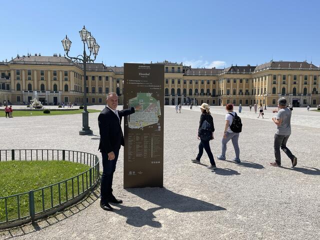 Klaus Panholzer vor dem neuen Leitsystem, das die Orientierung in Schönbrunn erleichtert und auch Unbekanntes bekannt macht.