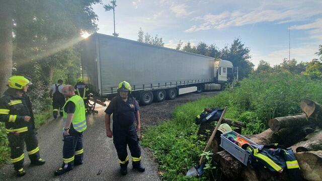 Mittels Seilwinde brachten die Einsatzkräfte der Freiwilligen Feuerwehr Wallern den Lkw wieder auf die Fahrbahn.