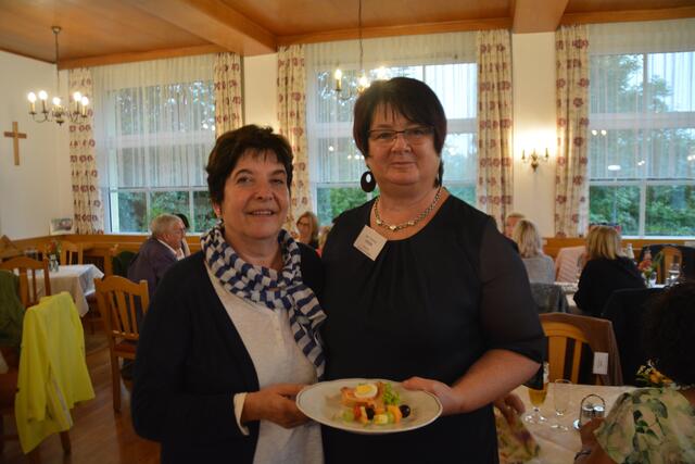 Gabriele Nabinger und Waltraud Stöckl genießen das Buffet
