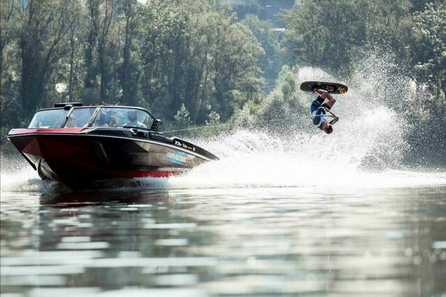 Am Planasee in Fischlham wird internationaler Wasserskisport geboten.
