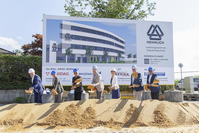 HENNLICH Spatenstich (v.l.): Gerald Höninger (Dywidag), Silvio Vitale (Waizenauer), Adel Shebl (Shebl & Partner), Markus Zebisch Barbara Tausch (Landtagsabgeordnete), Peter Doblhammer, Bernhard Fischer, Bürgermeister St. Marienkirchen.