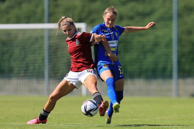 Julia Mak (re.) und die Frauen des spusu SKN zogen gegen die Pragerinnen knapp den Kürzeren.  | Foto: Tom Seiss