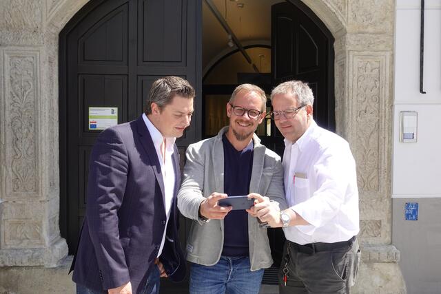 Von links: TSE-Chef Max Homolka mit Digital City Solutions-Geschäftsführer Mario Stangl und Wolfgang Brunner, Wirt von „Zum Goldenen Schiff“ in Enns.