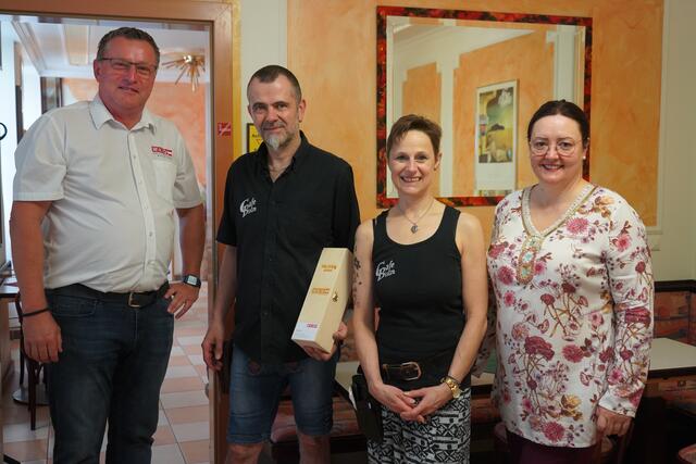 Harald Pokorny und Charlotte Jautz von der Wirtschaftskammer Neusiedl am See gratulierten Sandra und Andi Krausner zum 10-Jahr-Jubiläum.  | Foto: Andrea Glatzer