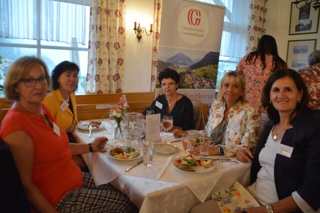 Amüsierten sich in St. Anton prächtig: Maria Kogler, Juliana Günther, Waltraud Schwammer, Dagmar Zier und Marianne Rickel-List