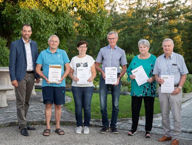 „Dank und Anerkennung“:  Ehrungen des ÖAAB überreichte Klaus Lindinger an Alois Wimmer (2.v.li.) und Gerold Katzinger (3.v.li.). Dank und Anerkennung bekamen die ehemaligen Parteivorstandsmitglieder Marianne Forthofer (3.v.li.), Irmgard Auzinger (2.v.re.) und Gerhard Gleixner (1.v.re.) | Foto: ÖVP Wels-Land