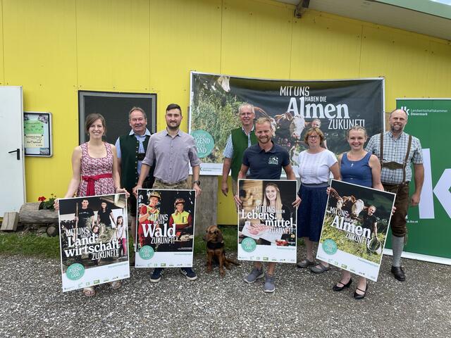 Auf dem Biobetrieb von Viktoria Görgl (links) wurde die Imagekampagne für die jungen Landwirte vorgestellt.