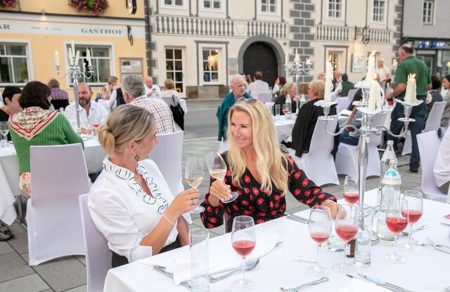 Ein viergängiges Menü, musikalische Unterhaltung und neun Augustini Weine sorgen bei der Stainzer Weintafel für besondere Gaumenfreuden.