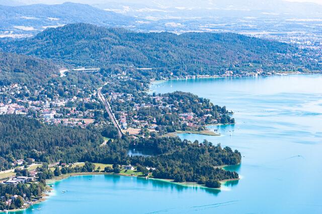 Ansicht auf Krumpendorf, im Vordergrund die Halbinsel "Gut Walterskirchen" . | Foto: Adobe Stock/kobra78