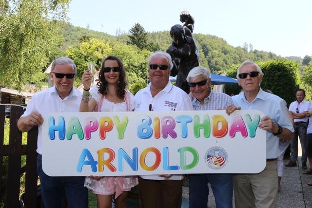 Die Schulfreunde und Kassandra Perezagua gratulierten mit der Terminator-Brille: Peter Urdl, Karl Kling, Franz Hörmann, Peter Schwarz | Foto: KK