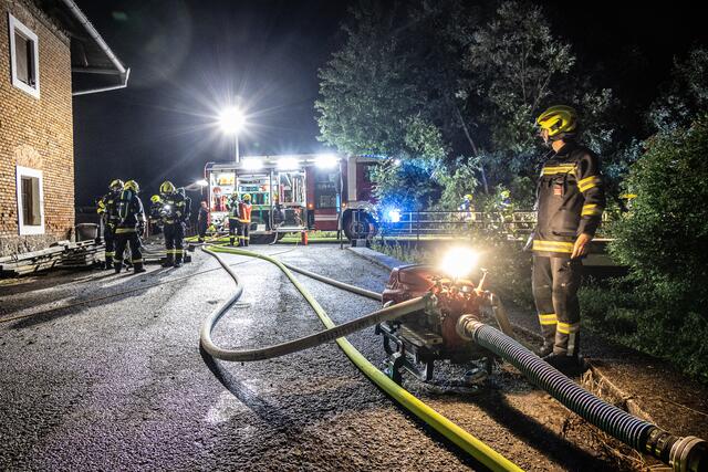Drei Feuerwehren standen am in der Nacht von Freitag auf Samstag in Asten im Einsatz.
