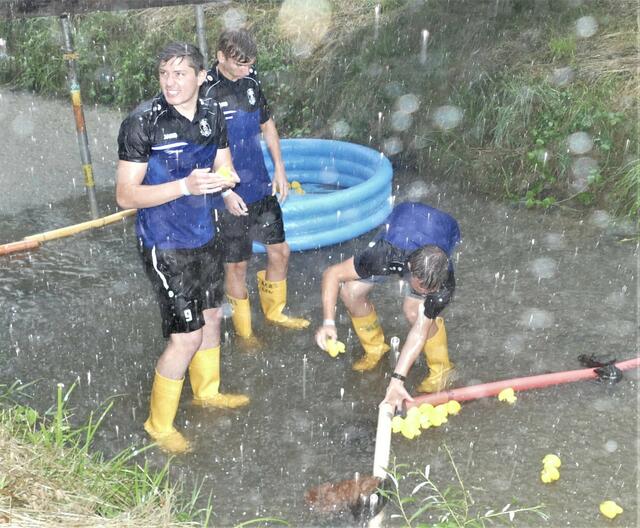 Erschwerter Bedingungen für die Spieler des DUSV Bad Loipersdorf im strömenden Regen.
