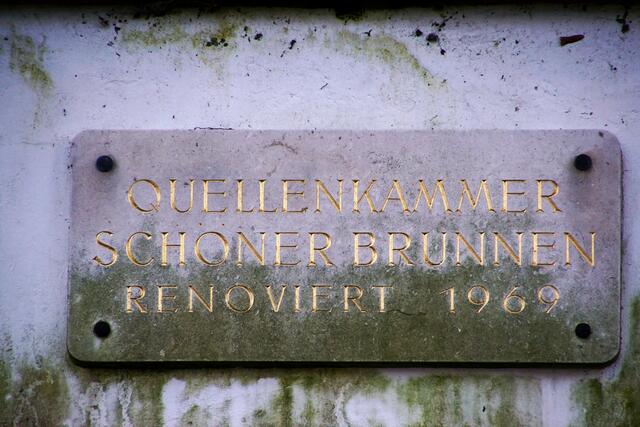 Die Tafel erinnert an den namensgebenden Brunnen