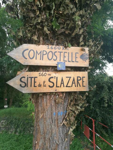 Wegweiser für das 1660 Kilometer entfernte Compostela