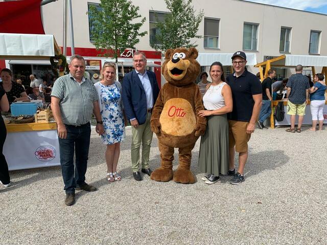 Bürgermeister Bernhard Karnthaler, Dr. Martina Dinhobl. LAbg. Dipl. Ing. Franz Dinhobl, Maskottchen Otto, Melanie und Reinhold Koll.