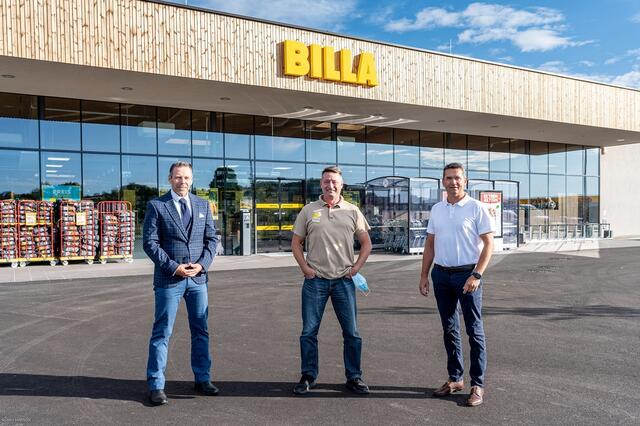 Manfred Guth (BILLA Vertriebsmanager), Gabor Böszörmenyi (BILLA Marktmanager Siegendorf) und Mag. Rainer Porics (Bürgermeister Siegendorf) freuen sich über die Wiedereröffnung des BILLA-Markts in Siegendorf.