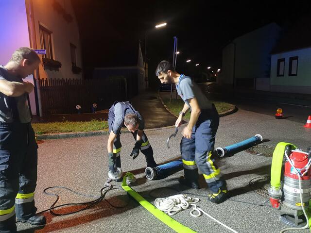 Feststeckender Aufzug, Unwetter und Unfall hielten Feuerwehr in Trab.