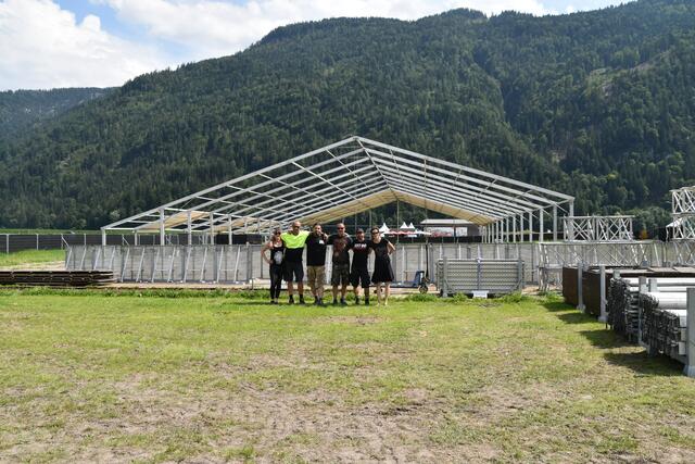 Der Aufbau der Bühne für das "Innrock Reloaded" in Radfeld war bereits am vergangenen Freitag im Gange.
