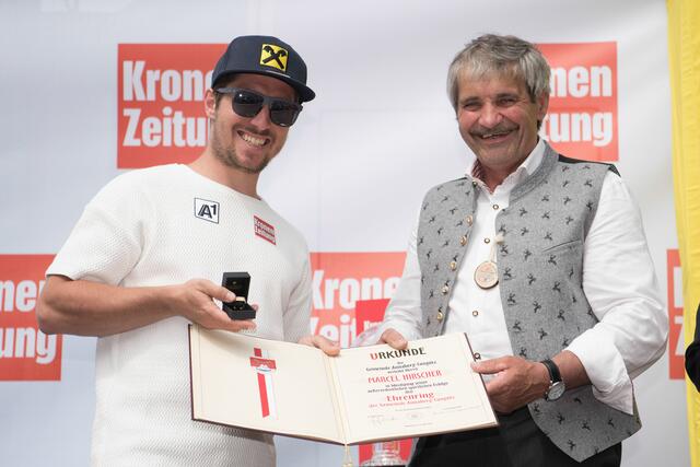 Bürgermeister Georg Schwarzenbacher (rechts) bei der Überreichung des Ehrenringes der Gemeinde. | Foto: Franz Neumayr