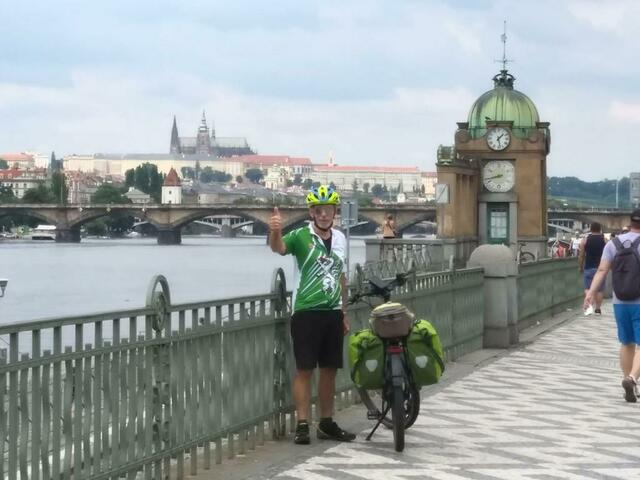 Navigator Sepp Jammernegg vor der Karlsbrücke in Prag | Foto: kk