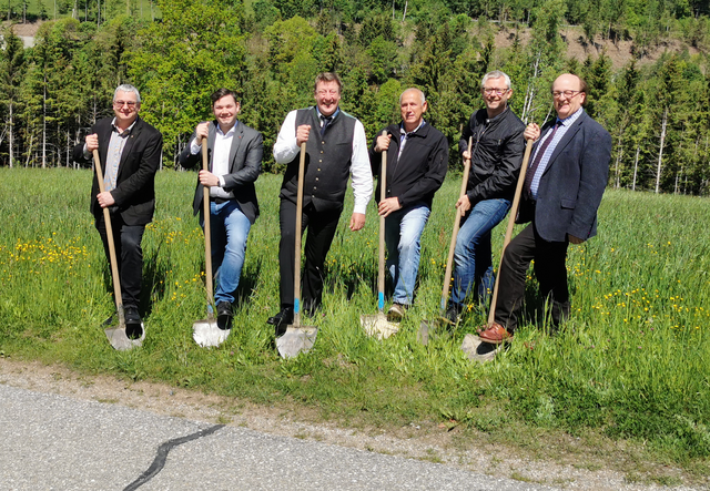 Spatenstich: Hubert Rudiferia, Philipp Schober, Bürgermeister Josef Jury, Josef Elbischger, Georg Fuchs und Franz Zeilinger. | Foto:  Rudiferia
