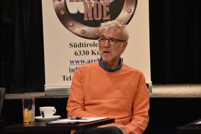 Reinhard Tschaikner von der Kleinkunst Innsbruck erklärte die Vorteile der nun angestrebten Vernetzung.  | Foto: Barbara Fluckinger