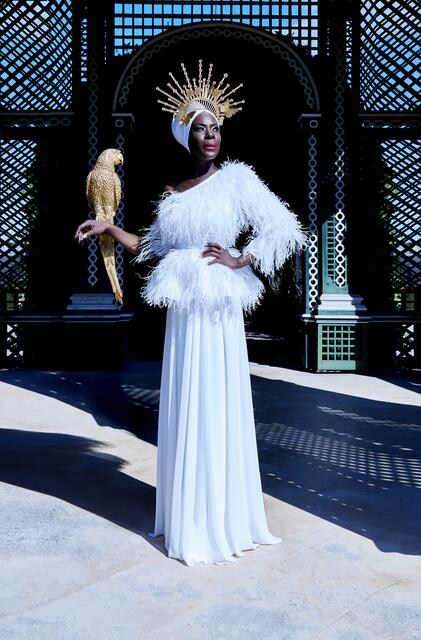Doretta Carter ganz in Weiss