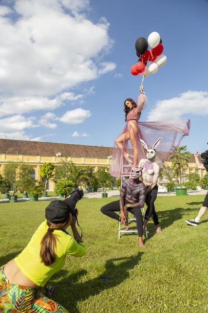 Lili Paul-Roncalli gibt für das Shooting alles