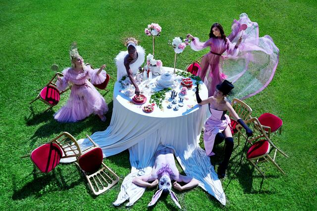 Das Shooting war inspiriert von Lewis Carroll Kinderbuch „Alice im Wunderland“