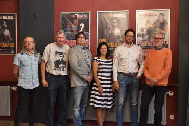 Schriftführer Albin Majcenovic, Obmann Siegfried Bric, der neue Geschäftsführer Alexander Kröll, Kassierin Gusel Taganova, Spielleiter Stefan Bric und Reinhard Tschaikner (KKI) (v.l.) freuen sich auf viel Kultur in Kufstein.
 | Foto: Barbara Fluckinger