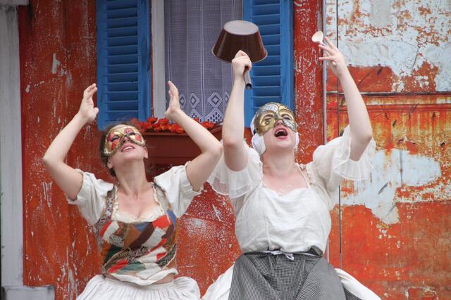 Samantha Steppan (Smeraldina) und Kerstin Glachs (Clara).