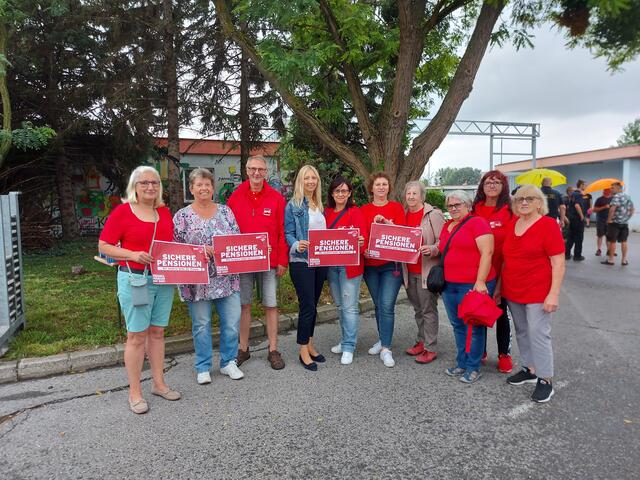 Stv. Frauenvorsitzende Groß-Enzersdorf, Sonja Hartmann, Pensionistenvorsitzende Judith Vrbicky, Stadtrat Erich Mayer, Bürgermeisterin Monika Obereigner-Sivec, Ulrike Cap, Bezirksfrauenvoristzende Sabine Hofireck, Christine Rohatsch, Elfi Schönauer, Michaela Andre und Kristine Krammer. | Foto: Hofireck