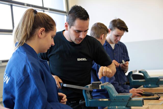 Immer mehr Mädchen ergreifen die Chance und starten eine Ausbildung im zukunftsträchtigen Kunststoff-Bereich.