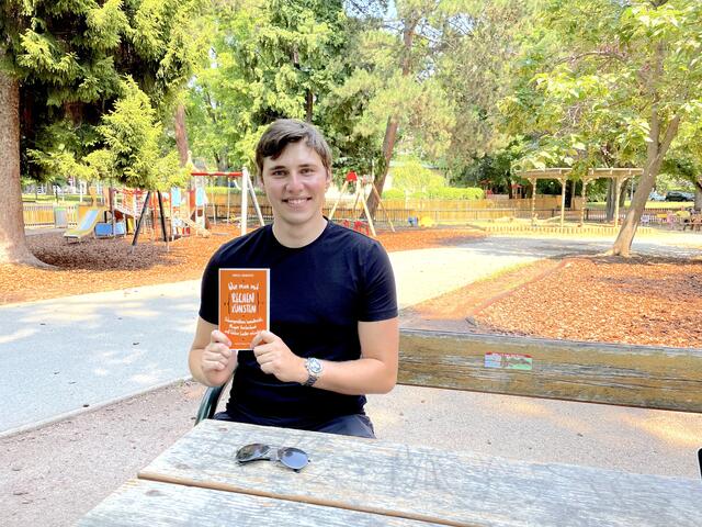 Andreas Ehrendorfer präsentiert stolz sein Mathebuch — mit dem man rechnen kann, aber nicht unbedingt muss.