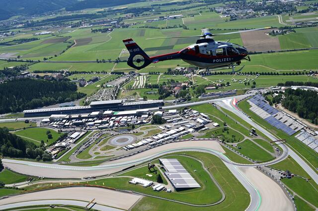 Die Polizei ist mit Spezialkräften und Hubschrauber im Einsatz.