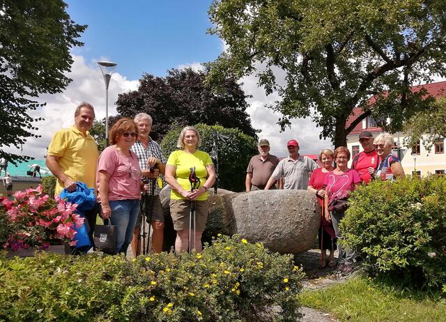 Die Teilnehmer des Echsenbacher Wandertreffs freuen sich über weitere Gleichgesinnte: Günther Schneeberger, Erika Meyer, Franz Rößler, Elisabeth Schrenk, Edmund Schrenk, Lambert Gebharter, Maria Schilcher, Ernestine Schrenk, Emmerich Schrenk und Herta Gebharter (v.l.)
