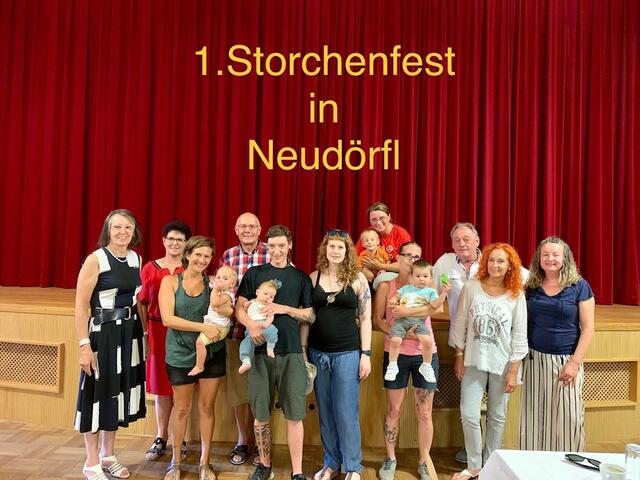Im Martinihof in Neudörfl wurden die Babys beim 1. Storchenfest willkommen geheißen.