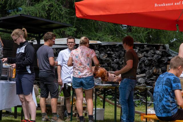 Nachschlag am Grill holten sich einige.  | Foto: Benjamin Kern