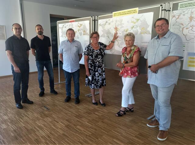 Amtsleiter Andreas Knirsch, Thomas Brammer (Büro Siegl), Bgm. Josefa Geiger, GR Melitta Linzberger, GGR Peter Hofmarcher
