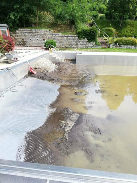 Das Waldbad wurde mit der Hilfe von freiwilligen Helfern vom Schlamm befreit. | Foto: Bernhard Fellner