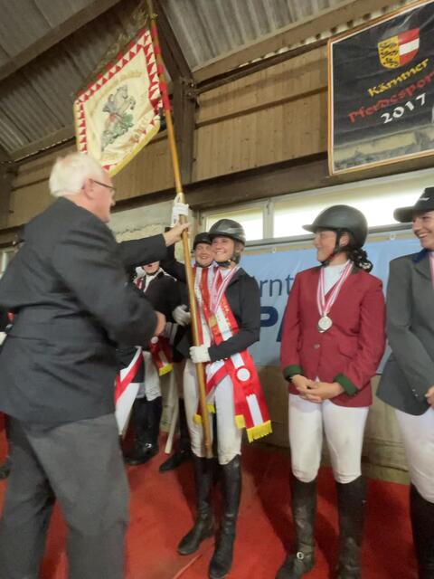 Präsident Paul Kendlbacher übergibt den erfolgreichen Reitern die Fahne der Reiter und Fahrer. | Foto: Union Reitclub Waidach