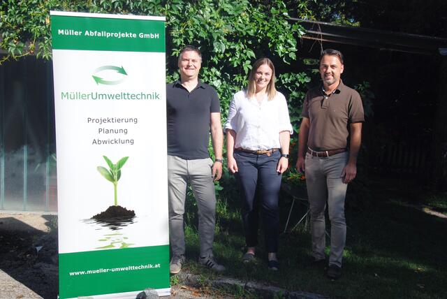 Oliver Schmidt (Geschäftsführer Technische Planung) und Sophie Müller (Assistentin der Geschäftsführung) von Müller Abfallprojekte mit Gilbert Schatzl von Infotech EDV-Systeme GmbH. | Foto: Müller Abfallprojekte