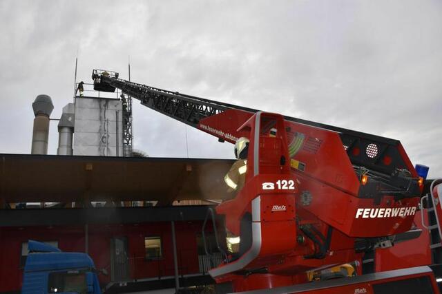 Die Mannschaft der Drehleiter kontrollierte die Anlage im Außenbereich.