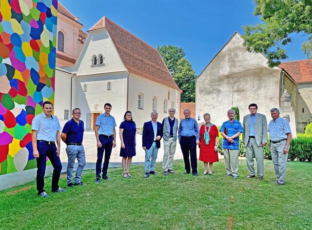 Freuen sich auf den neuen Taborplatz: Stadtchef Josef Ober (5.v.l.) und Pfarrer Friedrich Weingartmann (5.v.r.) u.a. mit Projektverantwortlichen.